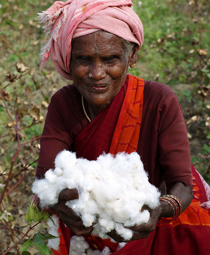 Kobieta zajmująca się uprawą bawełny, spółdzielnia AGROCEL w Indiach