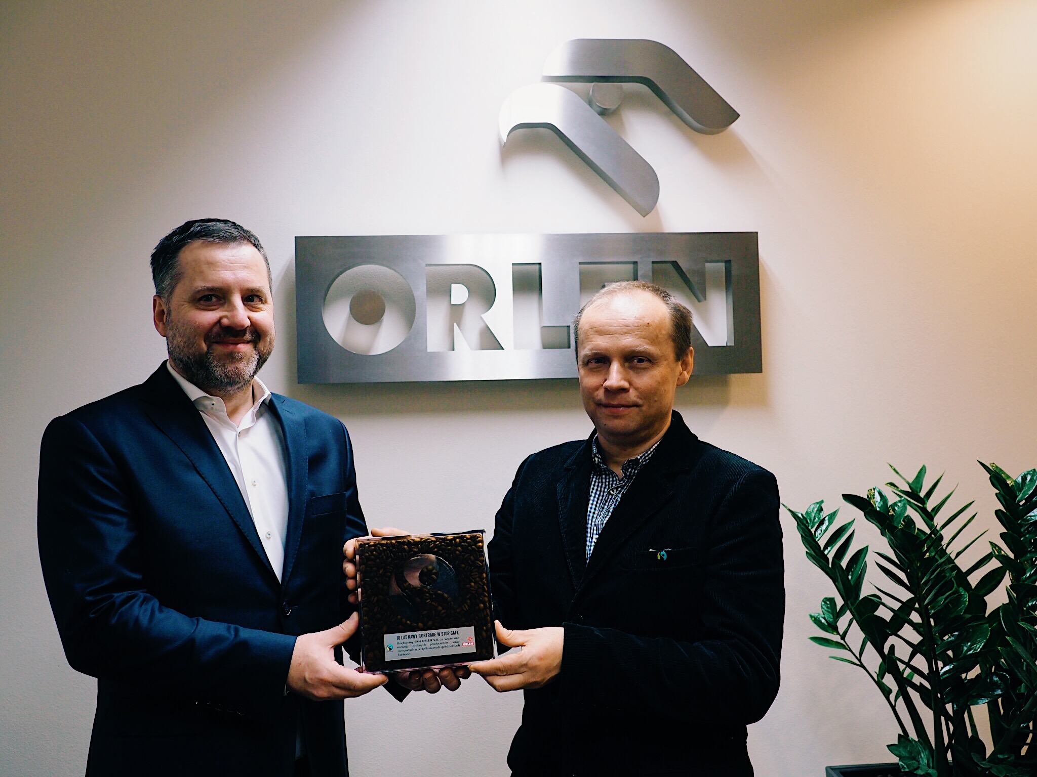 Dyrektor Biura Wsparcia Sprzedaży w PKN ORLEN Wojciech Stańczak odbiera statuetkę z rąk Andrzeja Żwawy, Prezesa Fairtrade Polska